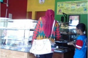 Salah seorang pembeli donat madu cihanjuang